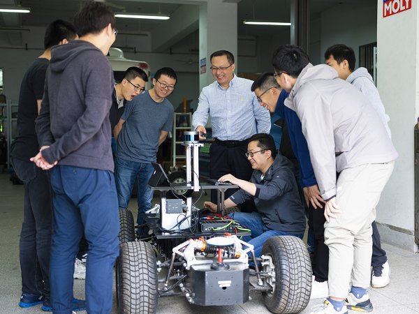 【寻访身边的榜样】他把“小”车开上“大”舞台———访东南大学首席教授殷国栋